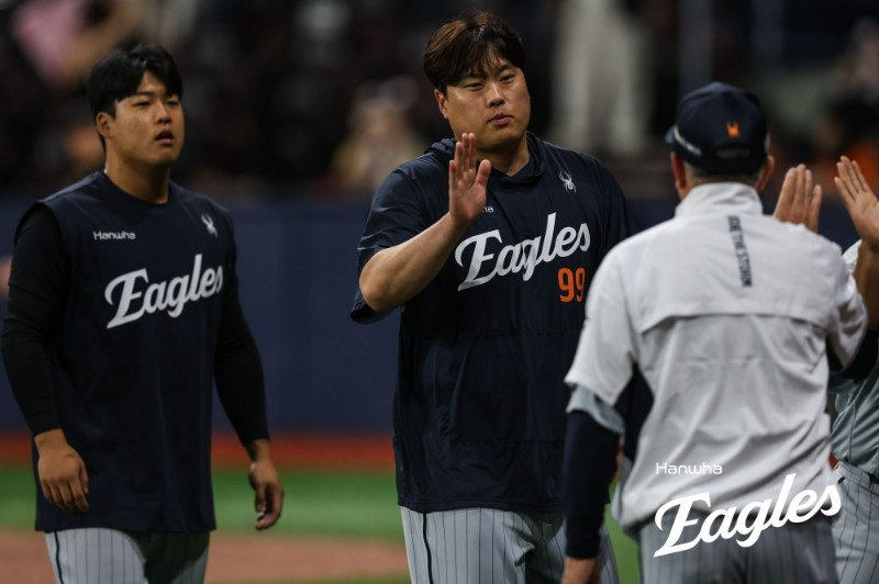 Hanwha Eagles' Ryu Hyun-jin (center) celebrates with teammates after securing a win by starting against Kiwoom Heroes at Seoul Gocheok Sky Dome on the 12th in a 2026 Shinhan SOL KBO League away game. /Photo=Hanwha Eagles