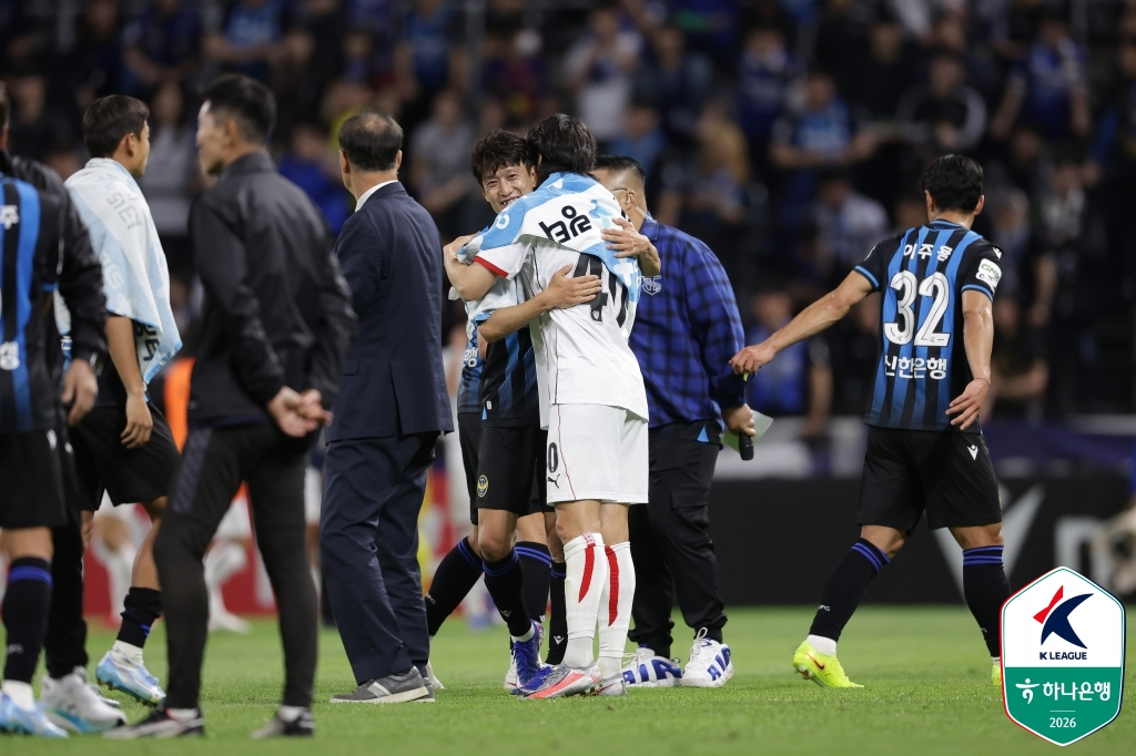 Tras el partido, Lee Chung-yong (centro, izquierda) y Ki Sung-yueng se abrazan. /Foto=Federación Coreana de Fútbol Profesional