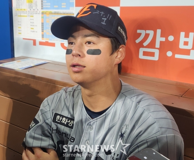 Hanwha Eagles' Noh Si-hwan is seen giving an interview to reporters after leading his team to a victory over the Kiwoom Heroes on the 12th. /Photo=Senior reporter An Ho-geun