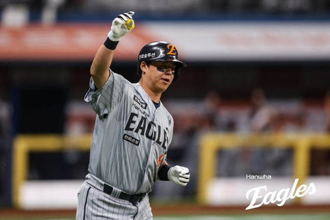 Hanwha Eagles' Noh Si-hwan is seen running the bases after hitting a bases-loaded home run in the top of the first inning during the game against the Kiwoom Heroes on the 12th. /Photo=Hanwha Eagles