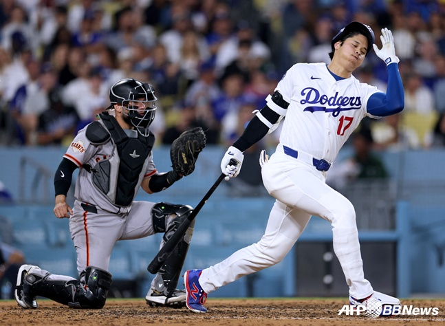 El lanzador y bateador de los Dodgers de Los Ángeles, Shohei Ohtani (derecha), pierde el equilibrio y vacila tras un swing fallido durante el partido contra los San Francisco Giants el día 12. /Foto=AFPBBNews=NEWS1