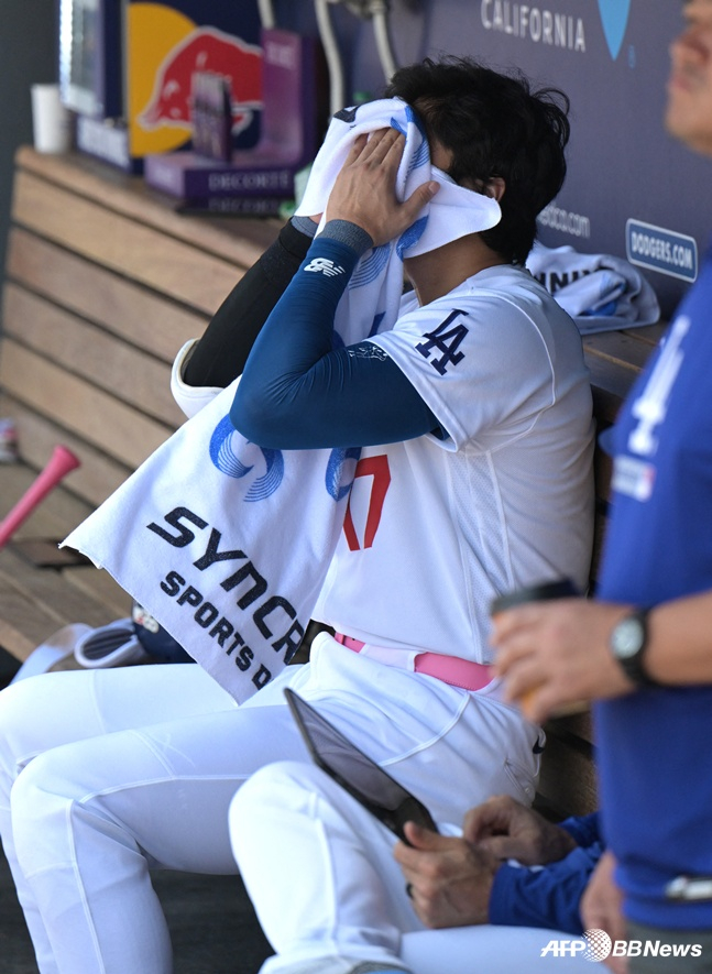 Los Dodgers de Los Ángeles, Shohei Ohtani, se cubrió el rostro con una toalla en el dugout y mostró sufrimiento durante el partido contra los Atlanta Braves el día 11, cuando el juego no se desarrolló como esperaba. /AFPBBNews=NEWS1