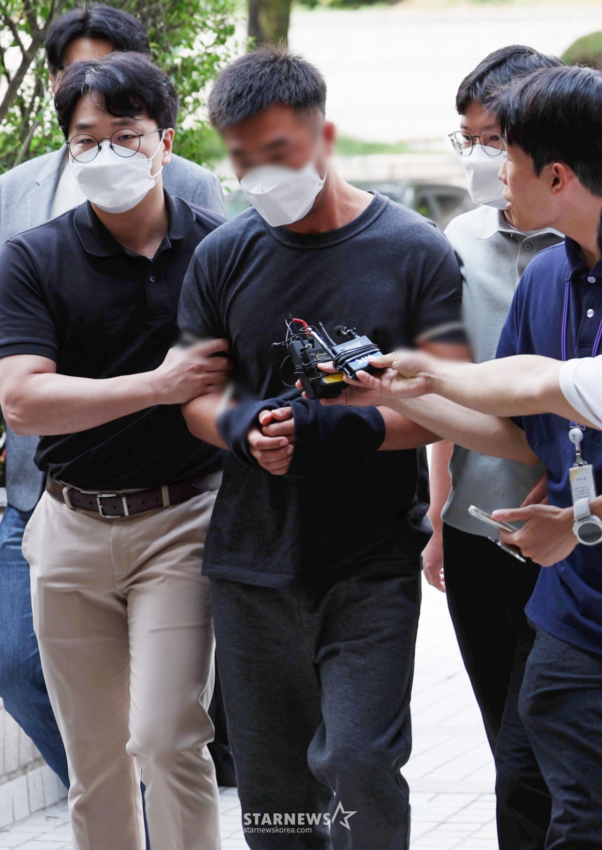 [Seoul=NEWSIS] Reporter Kim Jin-a = A (34), the Chinese national mastermind of an international hacking organization accused of stealing approximately 38 billion won in assets from domestic wealthy individuals including BTS Jung-gook, appeared in court on the 24th for a pre-trial investigation (warrant substantive review) at Seoul Seocho-gu Seoul Central District Court. 2025.08.24. bluesoda@newsis.com /Photo=Kim Jin-a