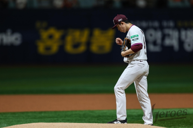 Bae Dong-hyeon de Kiwoom Heroes se ajusta en el montículo durante el partido contra Hanwha Eagles el 12. /foto=Proporcionado por Kiwoom Heroes