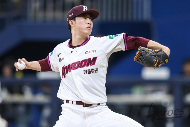 Bae Dong-hyeon de Kiwoom Heroes se presenta como lanzador abridor en el partido contra Hanwha Eagles el 12 y lanza desde el montículo. /Foto=Proporcionado por Kiwoom Heroes
