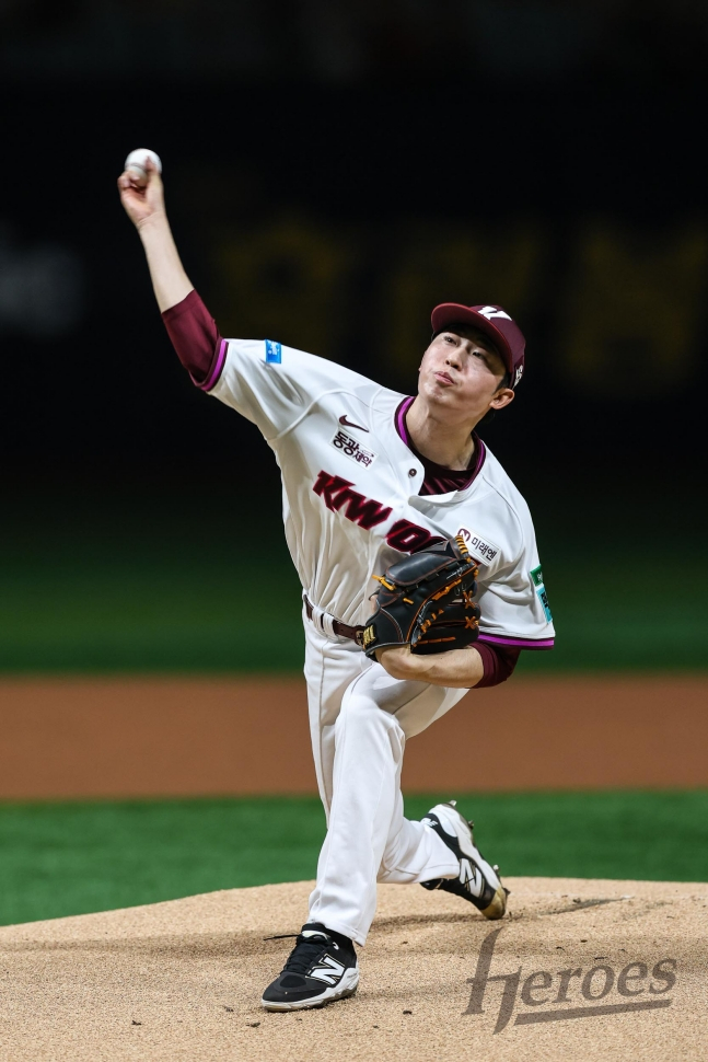 Bae Dong-hyeon de Kiwoom Heroes se presenta como lanzador abridor en el partido contra Hanwha Eagles el 12 y lanza desde el montículo. /Foto=Proporcionado por Kiwoom Heroes