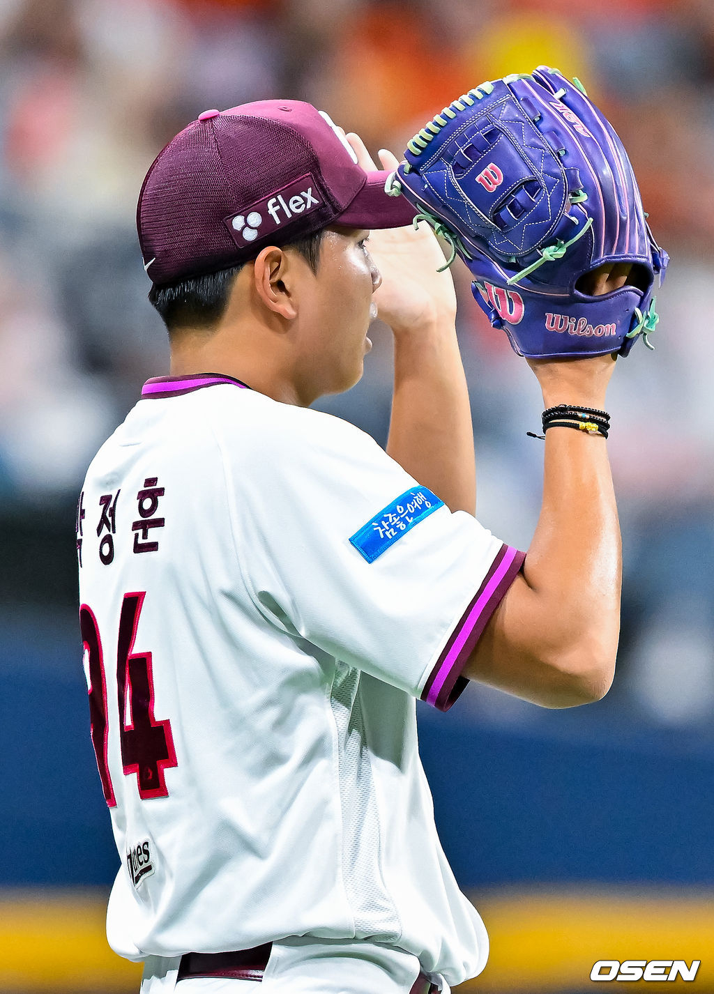 Park Jung Hoon của Kirum Heroes đã bắt đầu trận đấu với Hanwha Eagle vào ngày 13 và đang vỗ tay cho trận mưa hồ.