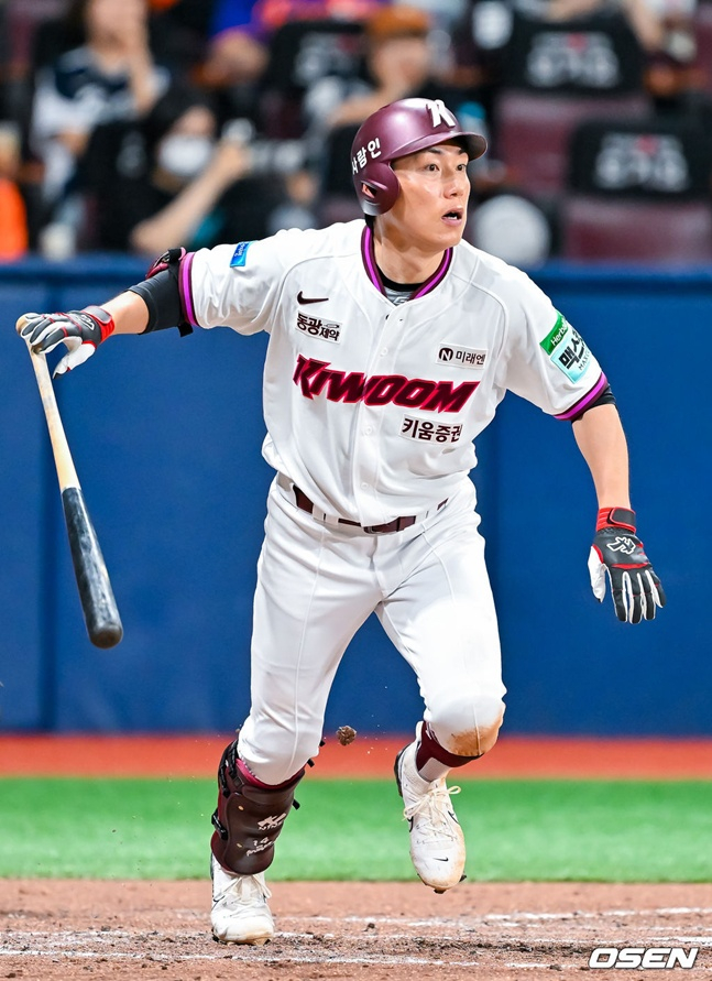 Kirum Heroes Seo Geon-chang đang đánh một cú đánh trúng bóng trong trận đấu với Hanwha Eagle vào ngày 13.