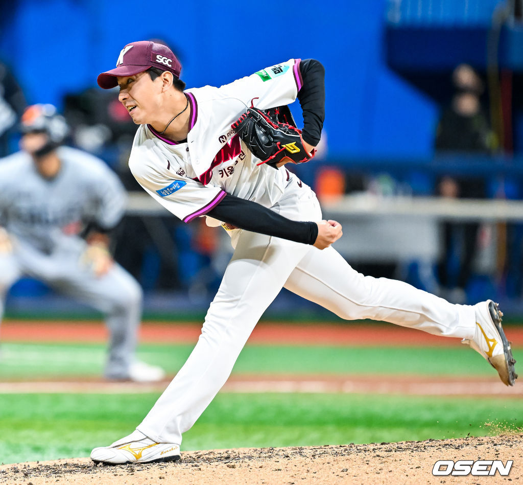 Vào ngày 13, Yuto Kium Heroes Kanakubo đã chơi ở vị trí đầu hiệp 8 trước Hanwha Eagle và đang mở rộng ném bóng.