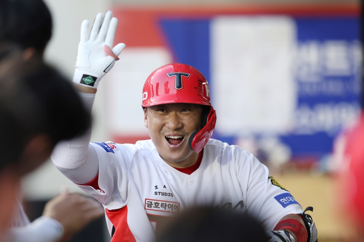 13日,在光州-KIA冠军球场进行的斗山熊队与KIA老虎队的比赛。 KIA接球手金泰军在第2回合击出扳平比分的单独本垒打后,在球员席上与队友们共享喜悦。 =图为,起亚老虎队。