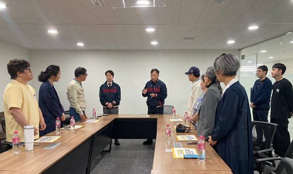 卢武铉财团相关人士13日访问釜山社稷棒球场,正式向乐天巨人队抗议YouTube相关争议。 =乐天巨人队。