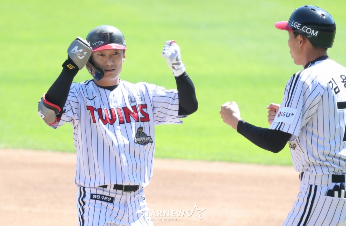Матч между LG Twins и Doosan Bears в лиге SOL KBO 2026 состоялся 5-го числа на бейсбольном стадионе Джамсиль в Сеуле.  Шин Мин Чжэ из LG проводит церемонию после того, как ударит правое преимущество с 1 очко на 2-й и 1-й базе в конце 2-го иннинга. /Фото = Ожидание Ким Чжин Гёна