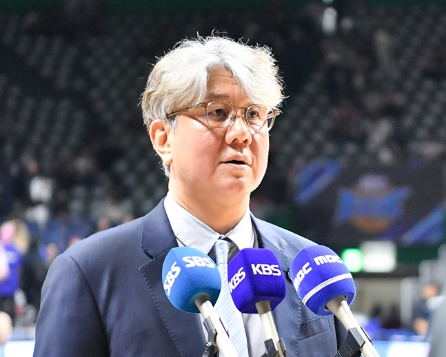 Entrenador Son Chang-hwan. /foto=KBL
