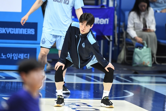 Lee Jung-hyun estirándose antes del partido del día 13. /Foto=KBL