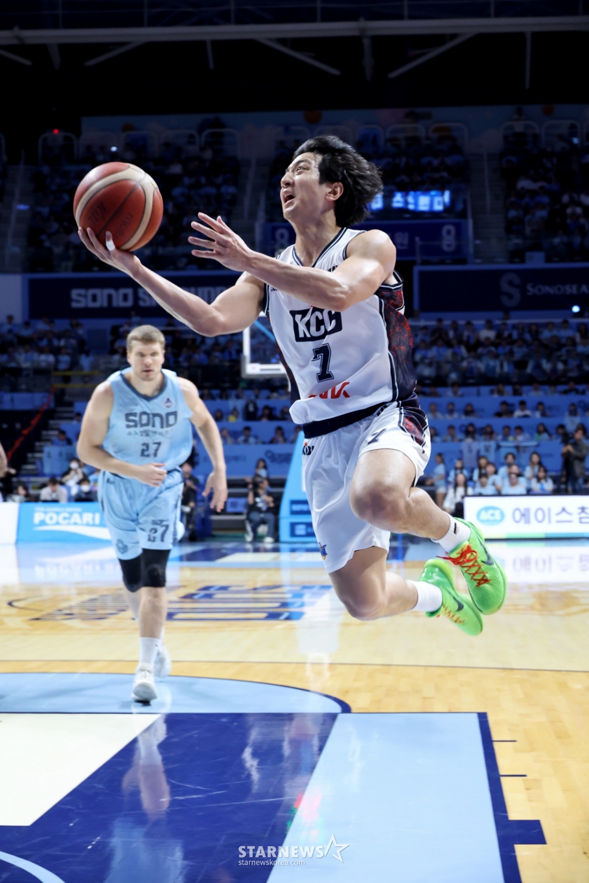 Heo Hoon de KCC continúa con un tiro de bandeja a pesar de la falta en el quinto partido de la final del campeonato de baloncesto profesional LG Electronics 2025-2026 entre Goyang Sono y Busan KCC, disputado el 13 en el Gimnasio de Goyang. . 13.05.2026. /Foto=Kang Young-jo cameratalks@