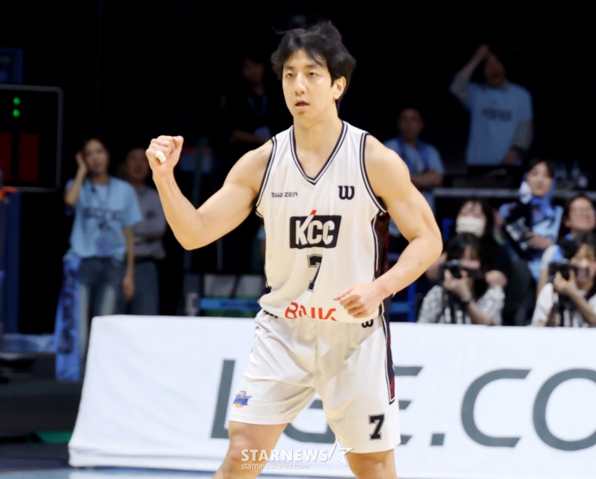 Heo Hoon de KCC celebra tras encestar un triple en el quinto partido de la final del campeonato de baloncesto profesional LG Electronics 2025-2026 entre Goyang Sono y Busan KCC, disputado el 13 en el Gimnasio de Goyang. . 13.05.2026. /foto=Kang Young-jo cameratalks@