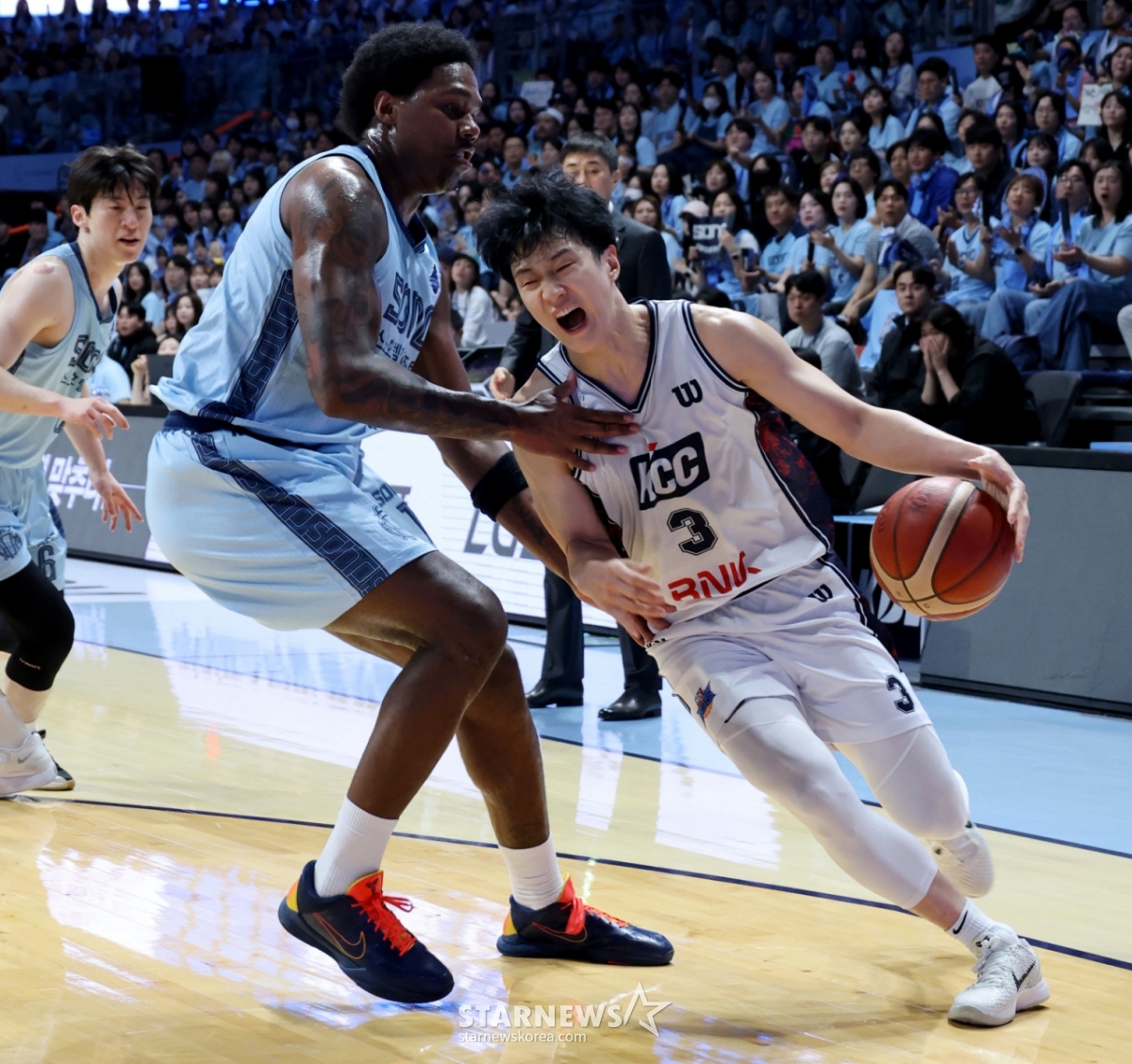 Heo Woong de KCC intenta una penetración en el quinto partido de la final del campeonato de baloncesto profesional LG Electronics 2025-2026 entre Goyang Sono y Busan KCC, disputado el 13 en el Gimnasio de Goyang. . 13.05.2026. Heo Woong de KCC intenta una penetración en el quinto partido de la final del campeonato de baloncesto profesional LG Electronics 2025-2026 entre Goyang Sono y Busan KCC, disputado el 13 en el Gimnasio de Goyang. . 13.05.2026. /Foto=Kang Young-jo cameratalks@