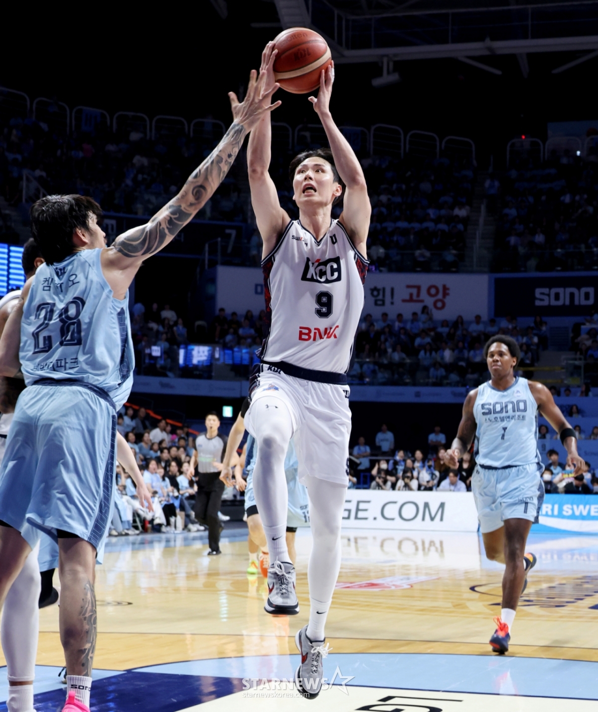 Song Gyo-chang de KCC logra un tiro de bandeja tras driblar a Kemba en el quinto partido de la final del campeonato de baloncesto profesional LG Electronics 2025-2026 entre Goyang Sono y Busan KCC, disputado el 13 en el Gimnasio de Goyang. . 13.05.2026. Song Gyo-chang de KCC logra un tiro de bandeja tras driblar a Kemba en el quinto partido de la final del campeonato de baloncesto profesional LG Electronics 2025-2026 entre Goyang Sono y Busan KCC, disputado el 13 en el Gimnasio de Goyang. . 13.05.2026. /Foto=Kang Young-jo cameratalks@