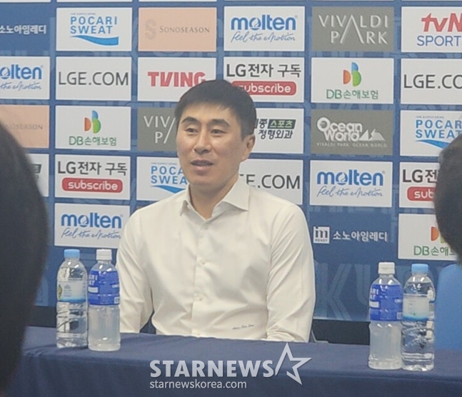 Coach Lee Sang-min warming up ahead of the match on the 13th. /Photo=Reporter Park Soo-jin