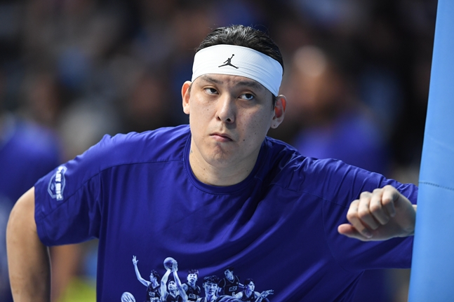Choi Jun-yong warming up ahead of the match on the 13th. /Photo=KBL