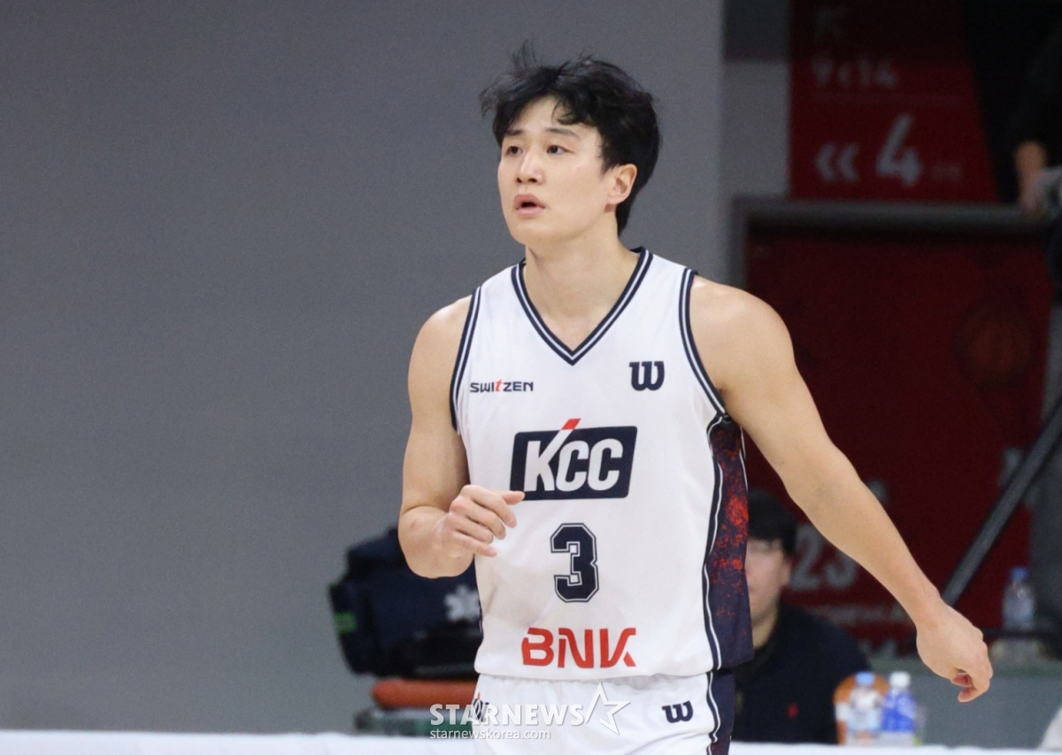 The 2025-2026 LG Electronics Professional Basketball game between Anyang Jeongkwanjang and Busan KCC was held at Jeongkwanjang Arena in Anyang, Gyeonggi Province, on the 7th. KCC's Heo Woong is seen celebrating after making a three-point shot. /Photo=Kim Jin-kyung kim.jinkyung@