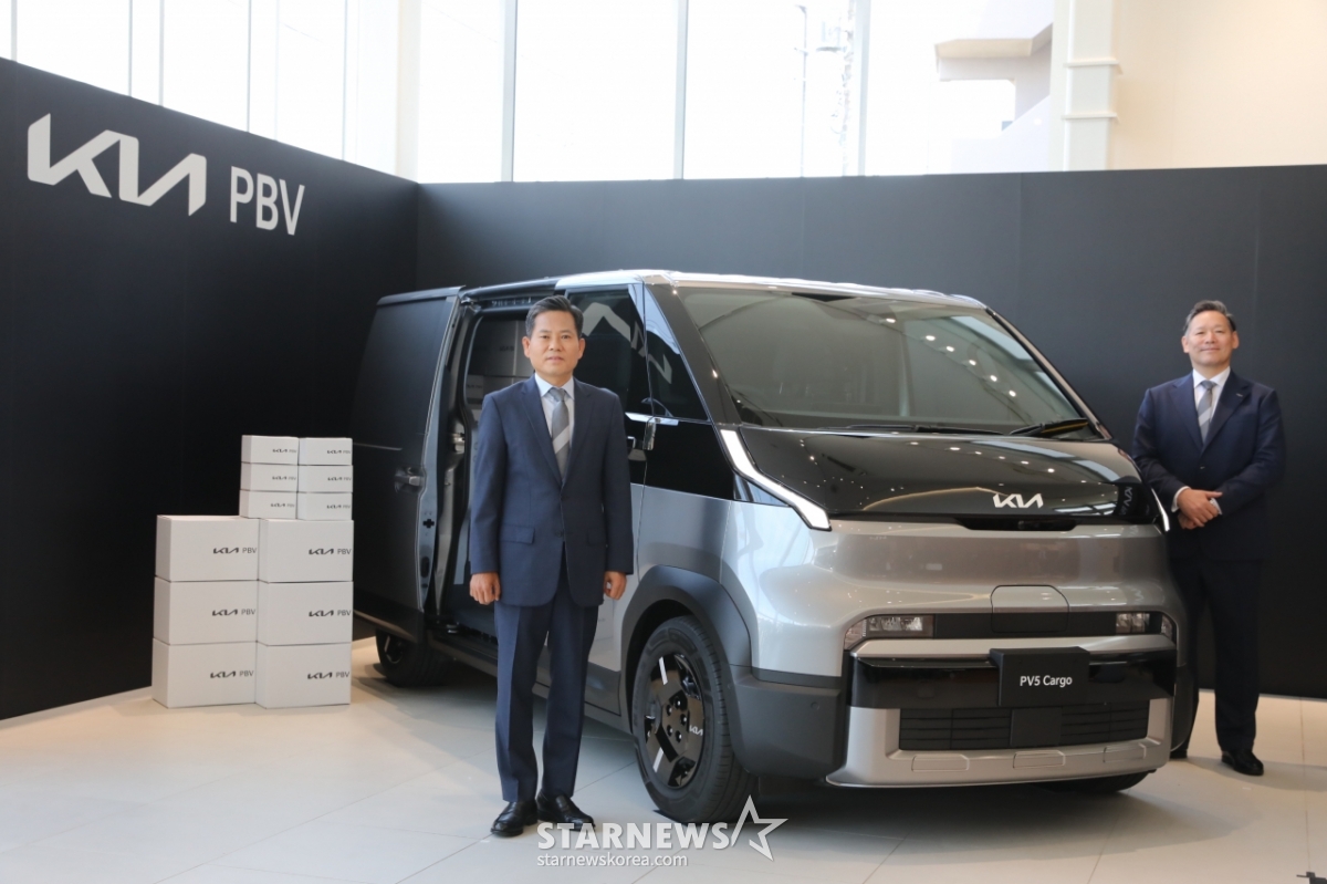  (слева) Ким Сан Дэ, вице-президент Kia PBV Business Business Business, генеральный директор Kia PBV Japan Tajima Yasunari / Фото предоставлено = Kia