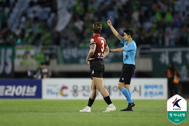 富川（プチョン）FCのバサニに向かってレッドカードを持っている主審（右）。 /写真=韓国プロサッカー連盟提供