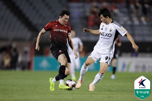 試合に集中する富川（プチョン）FCのシン·ジェウォン（左）。 /写真=韓国プロサッカー連盟提供
