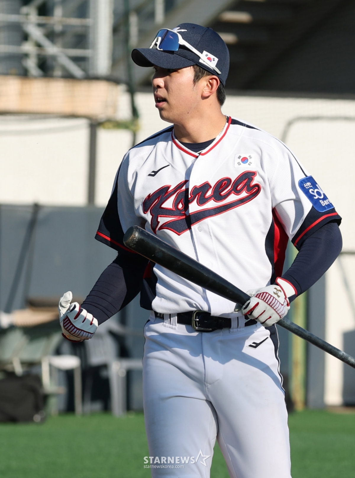 韓国野球代表チームが3日、京畿道高陽市（キョンギド·コヤンシ）の国家代表野球訓練場で練習を行った。  金ヨンウンが打撃練習をしている。   野球代表チームは2026ワールド·ベースボール·クラシック（WBC）に備え、8日と9日のチェコ戦と15日と16日には東京ドームで日本と計4回「K-ベースボール·シリーズ」を行う。 /写真=キム·ジンギョン待機者