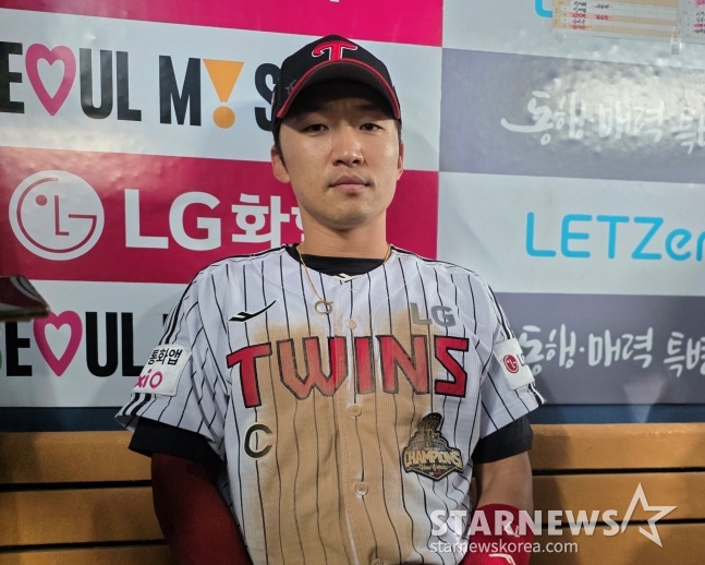 Park Hae-min de LG, tras liderar a su equipo a la victoria en el partido contra Samsung en Jamsil el día 13, accedió a una entrevista con los equipos de prensa.
