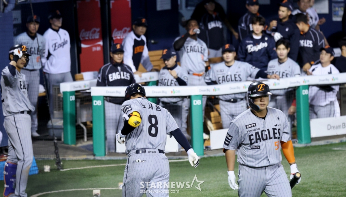 Hanwha's No. 4 hitter Noh Si-hwan, who made a surprise return to the first division, rounds the bases after hitting a solo home run to left-center field against Ham Deok-ju in the top of the fourth inning with one out during the 2026 KBO League LG Twins vs. Hanwha Eagles game held at Jamsil Baseball Stadium on the 23rd. Hanwha tied the game 2-2. 2026.04.23. /Photo=Senior reporter Kang Young-jo