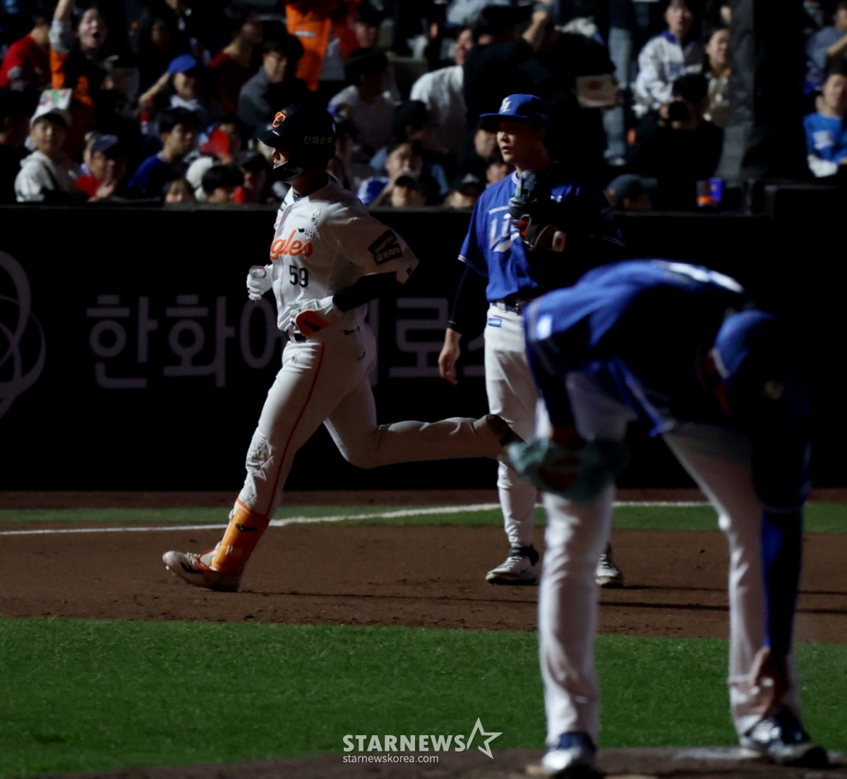 Cầu thủ đánh bóng số 8 của Hanwha Heo In Seo đang về nhà sau khi đánh một cú home run 2 điểm trước Baek Jung Hyun ở cuối hiệp 6 của trận đấu giữa Hanwha Eagle 2026 KBO League và Samsung Lions được tổ chức tại Công viên bóng chày nhân thọ Hanwha ở Daejeon vào ngày 15. 2026.04.15. /Ảnh = Phóng viên cao cấp Kang Young Jo