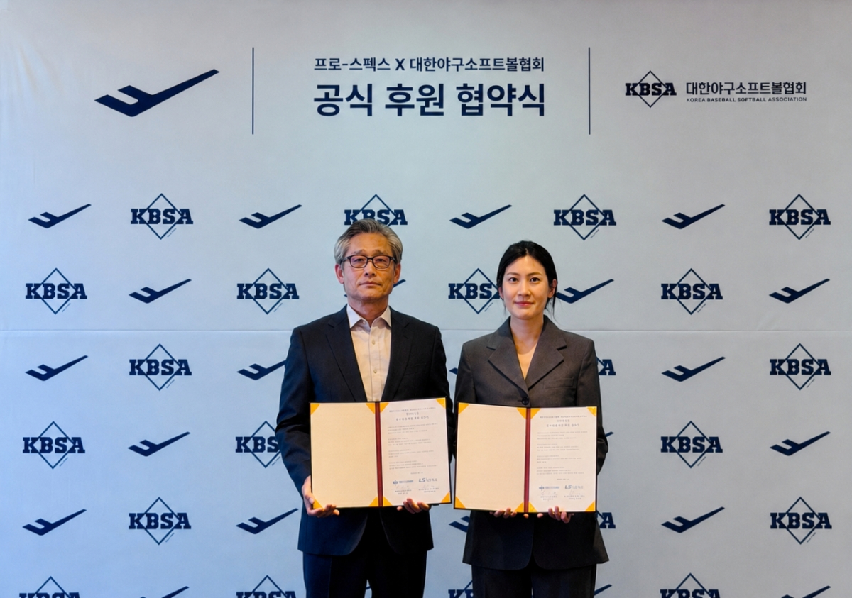 Yang Hae-young, presidenta de la KBSA (izquierda), y Gu Eun-sung, director de la división de negocios de Pro-Specs (derecha), posaron para una fotografía conmemorativa el día 12 en la ceremonia de firma del acuerdo de patrocinio entre Pro-Specs y la Asociación Coreana de Béisbol y Softbol. /foto=proporcionada por la KBSA
