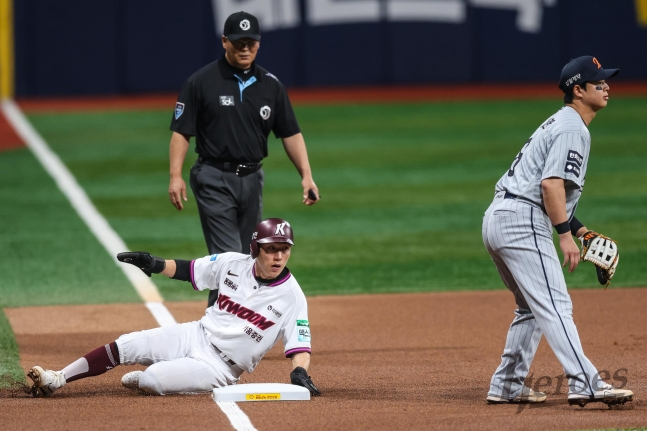 Kiwoom Heroes' Seo Geon-chang (left) advances to third base during the Hanwha Eagles game on the 13th when Choi Ju-hwan hit a single in the bottom of the first inning. /Photo=Kiwoom Heroes