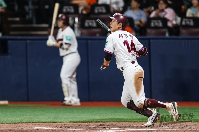 Kiwoom Heroes' Seo Geon-chang hits a single during the Hanwha Eagles game on the 13th in the bottom of the first inning when Choi Ju-hwan's hit is recorded. /Photo=Kiwoom Heroes