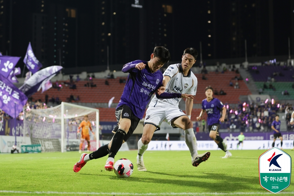 李テヒ（左）と李健熙（イ·ゴンヒ）。 /写真=韓国プロサッカー連盟提供