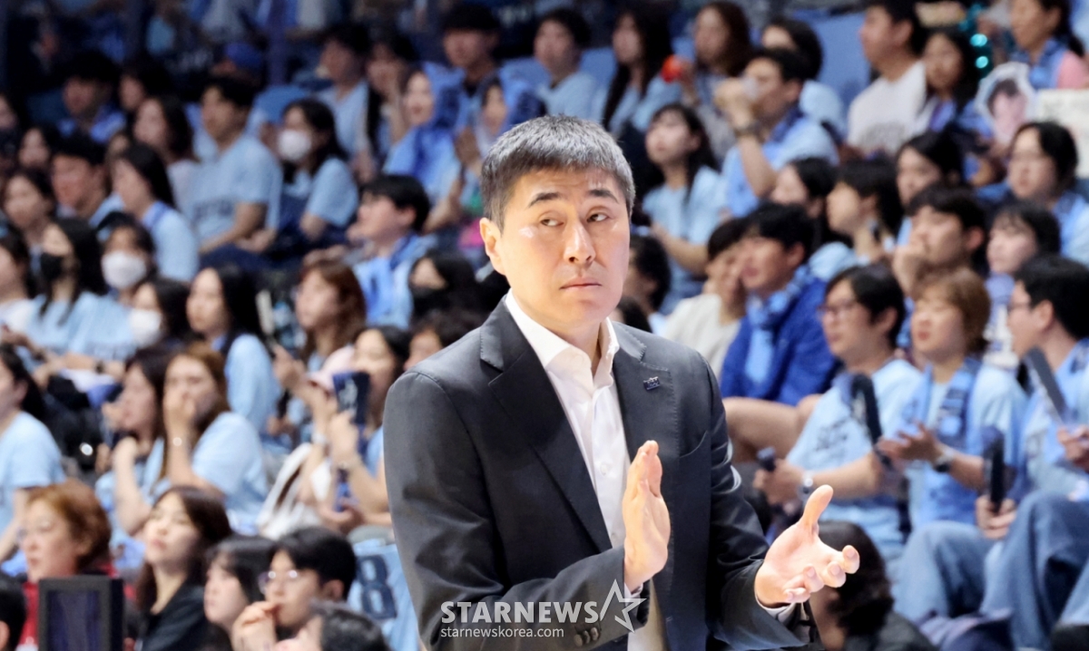 13日,在高阳体育馆举行的LG电子2025-2026职业篮球冠军争夺战高阳索诺和釜山KCC第5场比赛中,KCC主教练李相民正在鼓励选手们。 .  2026.05.13 KCC主教练李相民13日在高阳体育馆举行的LG电子2025-2026职业篮球冠军争夺战高阳索诺和釜山KCC第5场比赛中鼓励选手。 .  =照片=姜英祖cameratalks@