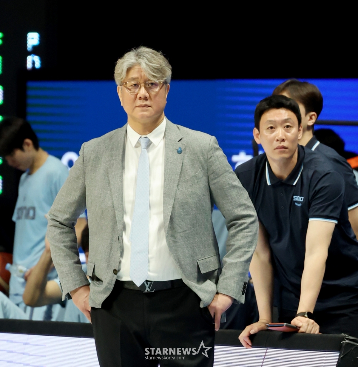 Huấn luyện viên Son Chang-hwan đang nhìn chằm chằm vào sân trong trận đấu thứ 5 giữa Goyang Sono và Busan KCC trong trận quyết định vô địch bóng rổ chuyên nghiệp 2025-2026 của LG Electronics được tổ chức tại Nhà thi đấu Goyang vào ngày 13. . Vào ngày 13 tháng 5 năm 2026.05.13, huấn luyện viên Son Chang-hwan đang nhìn chằm chằm vào sân trong trận đấu thứ 5 giữa Goyang Sono và Busan KCC trong trận quyết định vô địch bóng rổ chuyên nghiệp 2025-2026 của LG Electronics được tổ chức tại Nhà thi đấu Goyang. . 2026.05.13 /Ảnh = Kang Young-jo cameratalks@