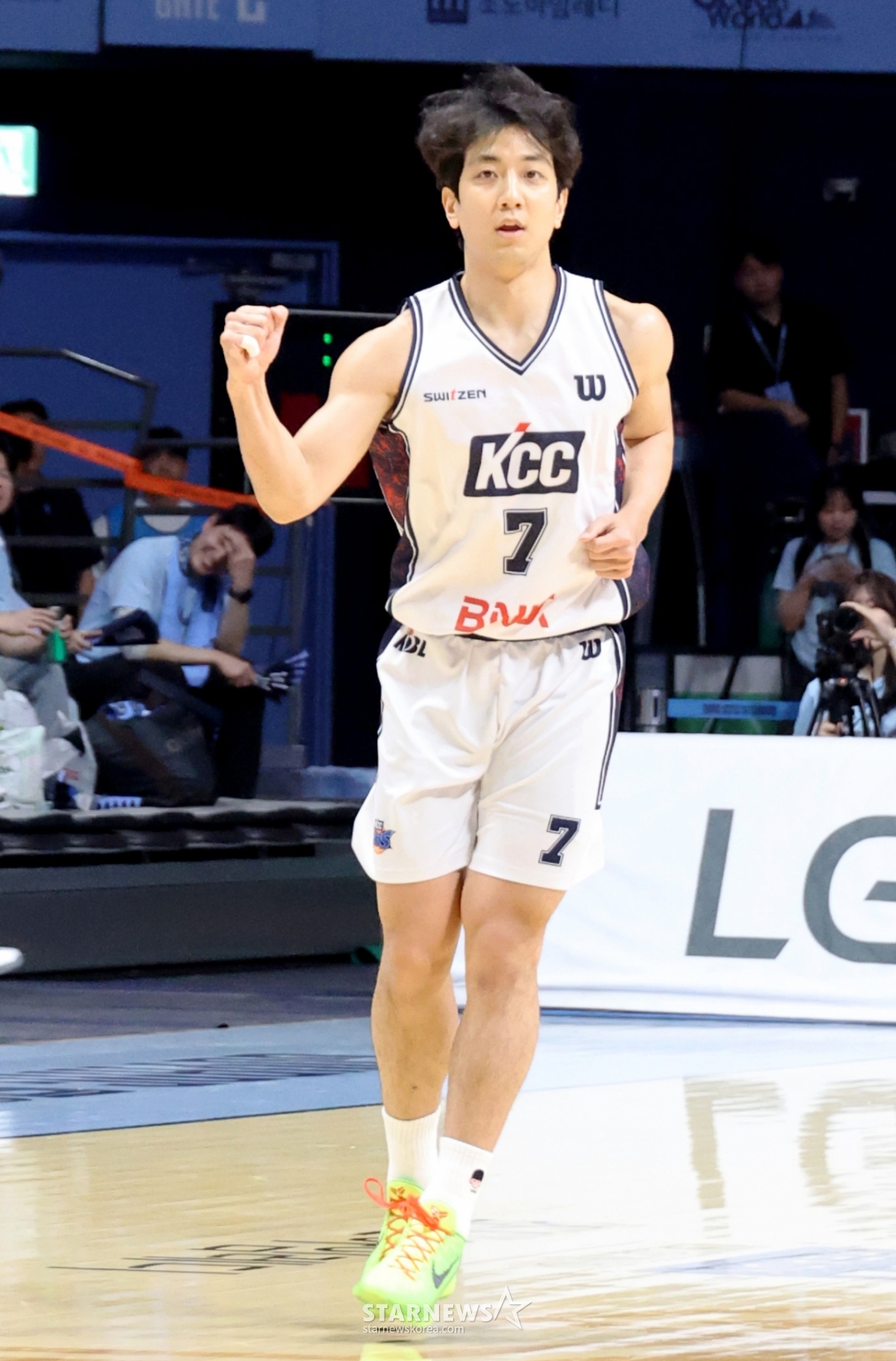 Heo Hun de KCC celebra tras encestar un triple en el quinto partido de la final del campeonato de baloncesto profesional LG Electronics 2025-2026 entre Goyang Sono y Busan KCC, disputado el 13 en el Gimnasio Goyang. 13.05.2026 / Foto=Kang Young-jo cameratalks@