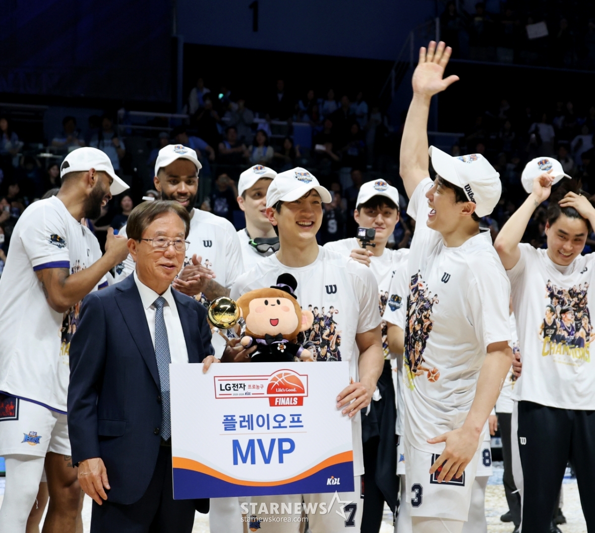[포토]형이 많이 축하해! 허훈 축하하는 허웅