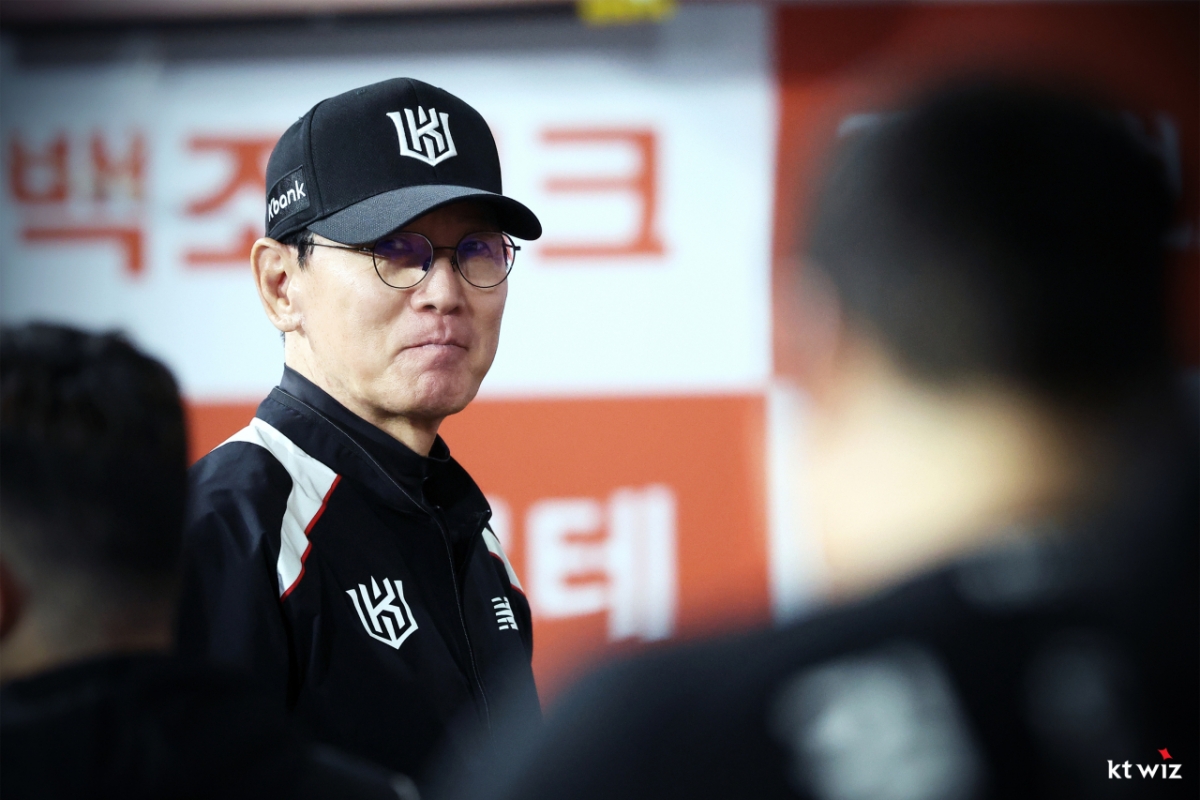 他就是KT队主教练李康哲。 =照片:KT WIZ