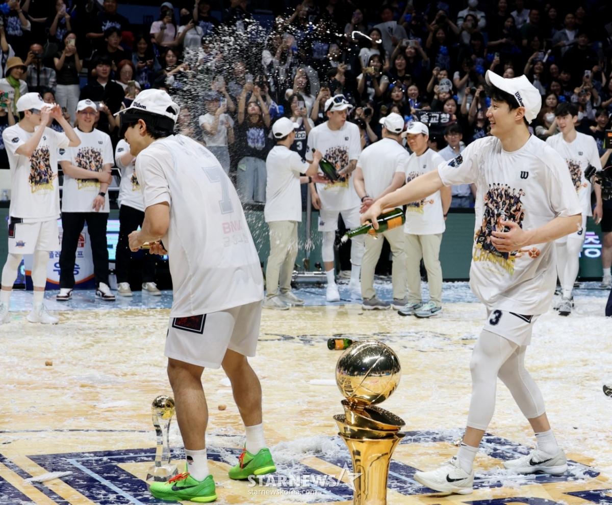 Heo Woong gives his MVP younger brother Heo Hoon a champagne shower after winning the 5th game of the LG Electronics 2025-2026 KBL Championship Series between Goyang Sonos and Busan KCC, held on the 13th at Goyang Gymnasium. 2026.05.13. /Photo=Senior reporter Kang Young-jo cameratalks@