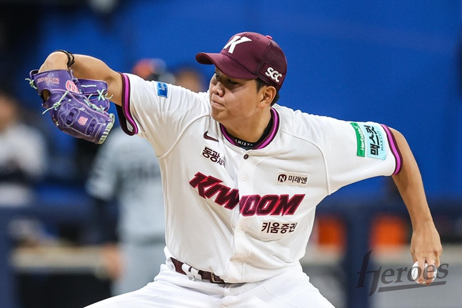 Kiwoom Heroes pitcher Park Jung-hun made his first start against the Hanwha Eagles on the 13th and delivered a strong performance. /Photo=Kiwoom Heroes