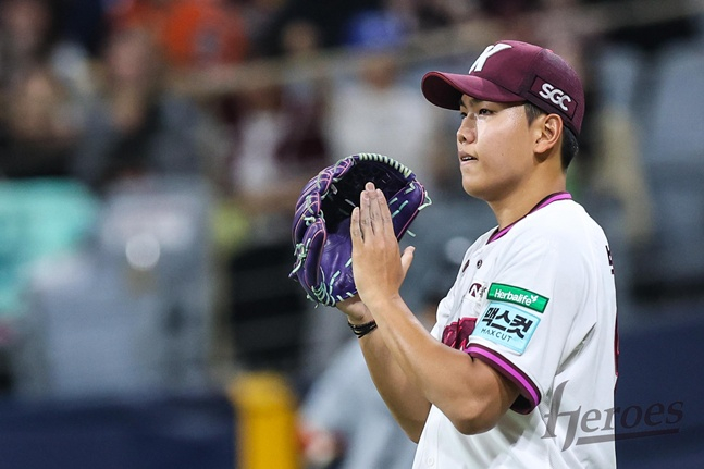 Kiwoom Heroes pitcher Park Jung-hun applauds his teammates' strong defensive plays after making his first start against the Hanwha Eagles on the 13th. /Photo=Kiwoom Heroes