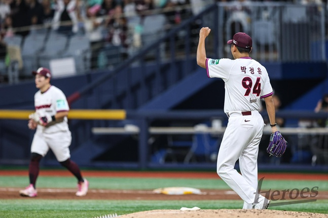 Kiwoom Heroes pitcher Park Jung-hun celebrates a strong defensive play after making his first start against the Hanwha Eagles on the 13th. /Photo=Kiwoom Heroes
