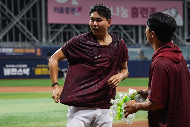 Kiwoom Heroes pitcher Park Jung-hun smiles after receiving a celebratory water bucket from his teammates following his first start win against the Hanwha Eagles on the 13th. /Photo=Kiwoom Heroes