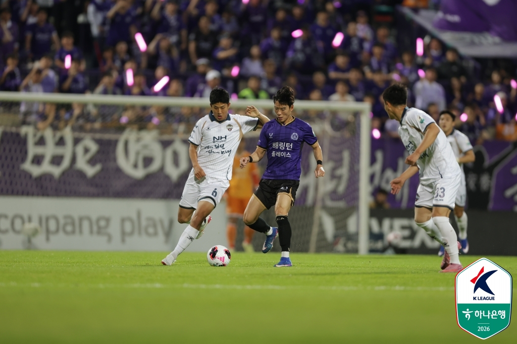 Lee Soo-bin (left) and Choi Geon-ju compete for the ball. /Photo=Korea Professional Football League