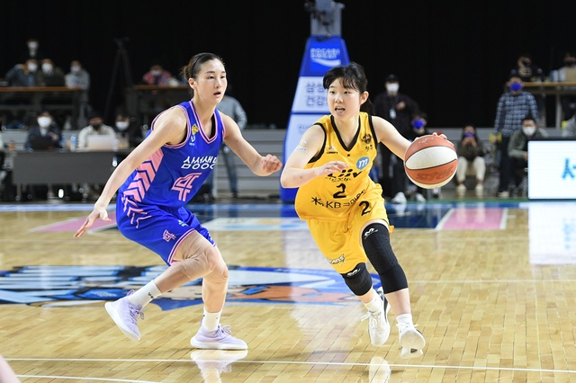 Yoon Ye-bin (left) and Huh Ye-eun. /Photo=WKBL