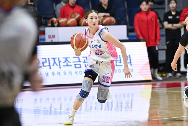Yoon Ye-bin focusing on the game. /Photo=WKBL