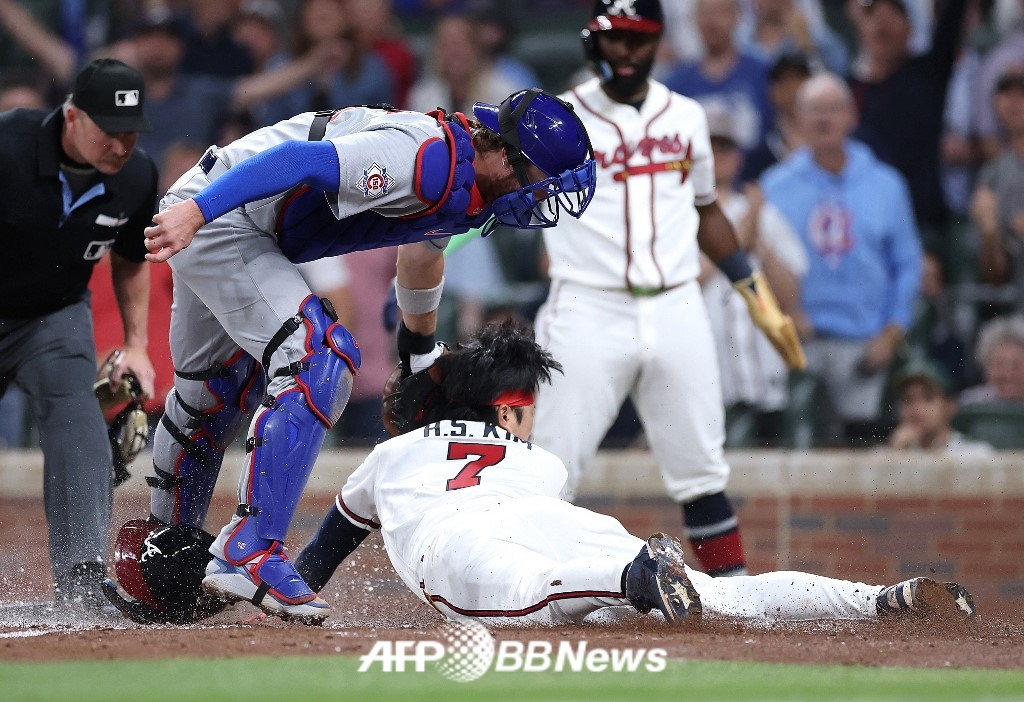 Atlanta Braves Kim Ha-seong (right) is shown being tagged out while running home during the game against the Chicago Cubs on the 14th (Korean time). /AFPBBNews=NEWS1